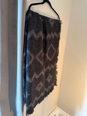 Wilfred 100% Wool Blanket Scarf Gray Black Aztec Fringe One Size